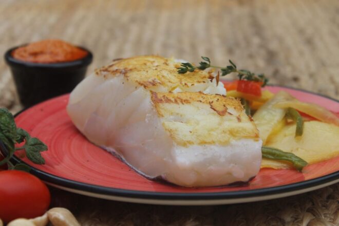 Lomo de bacalao al horno con romesco